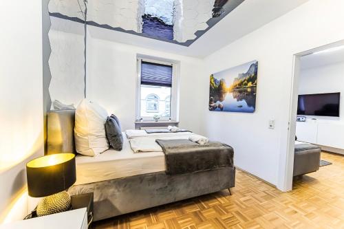 a bedroom with a king sized bed and a tv at Zentral-Kingsize Bett-Playstation 4-HBF nach Köln und Düsseldorf in Haan
