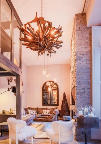 un salon avec un grand lustre dans l'établissement L'Écrin - 76m2 - 8P - Centre Ville Cauterets, à Cauterets