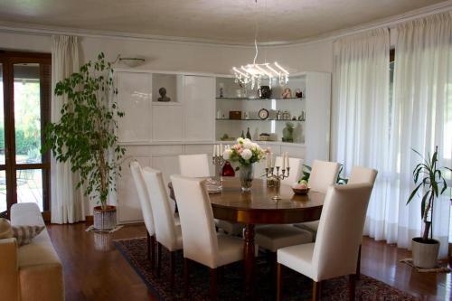Posezení v ubytování Villa Carla Piemonte private pool