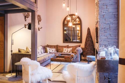 un salon avec un canapé et des chaises dans l'établissement L'Écrin - 76m2 - 8P - Centre Ville Cauterets, à Cauterets