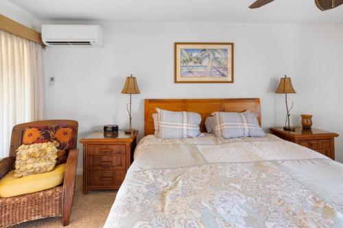 um quarto com uma cama grande e uma cadeira em Bamboo Suite located across from the beach, 1 Bedroom sleeps 4 em Kihei