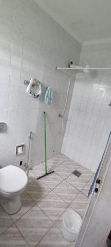 een badkamer met een douche en een toilet. bij Casa completa in Marília