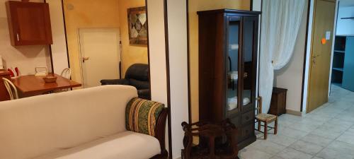 Dimora Nonna Angela في ألبيروبيلو: غرفة معيشة مع أريكة وغرفة طعام
