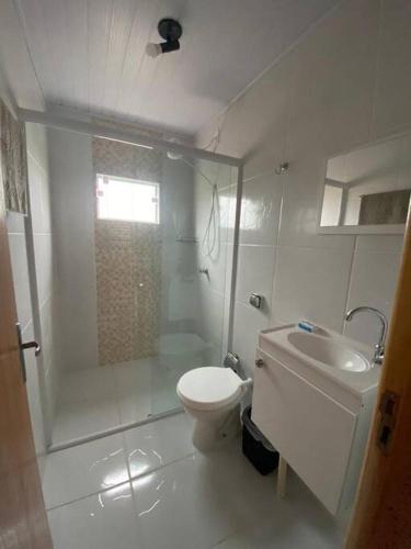 Baño blanco con aseo y lavamanos en Apartamento Proximo Beto Carrero e Praia Armação, en Penha