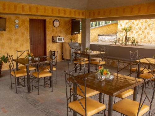 a restaurant with tables and chairs in a room at Villas Layfer, Córdoba, Veracruz, Mexico in Córdoba