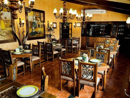 a dining room with tables and chairs in a restaurant at Villas Layfer, Córdoba, Veracruz, Mexico in Córdoba