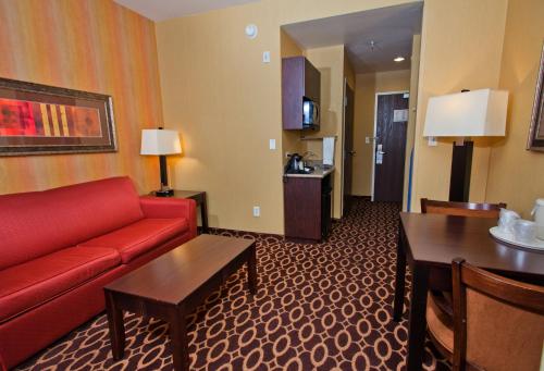 Η κουζίνα ή μικρή κουζίνα στο Holiday Inn Express & Suites Sacramento NE Cal Expo by IHG