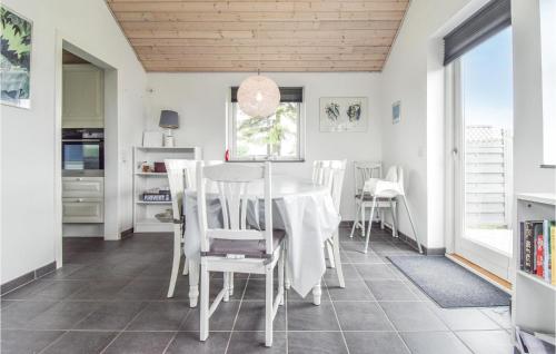 Η κουζίνα ή μικρή κουζίνα στο Four-Bedroom Holiday Home In Otterup