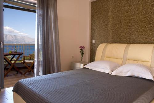 เตียงในห้องที่ Elixrison Villas - Sea view Villa near Nidri