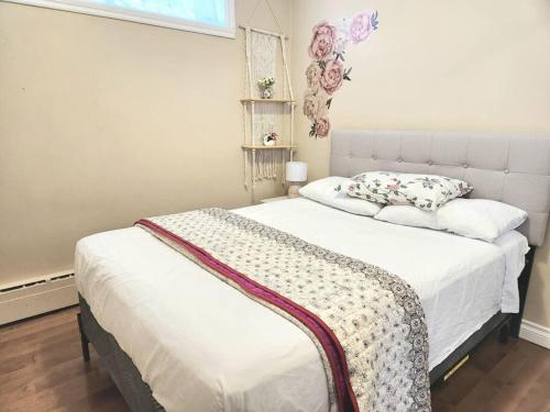 1 dormitorio con 1 cama con sábanas y almohadas blancas en Comfortable entire 3BDR Apt in Laval Montreal en Laval
