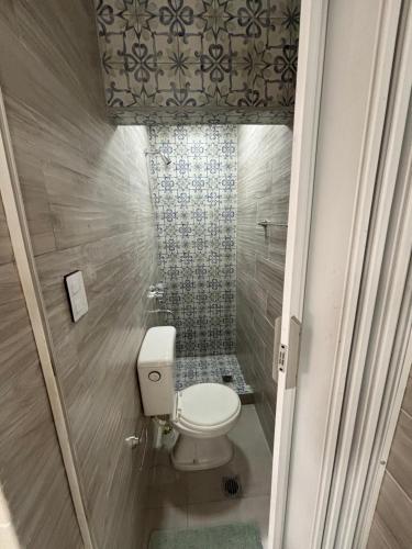 a small bathroom with a toilet and a shower at Atelier- Bohardilla a 2 cuadras de la plaza principal in Salta