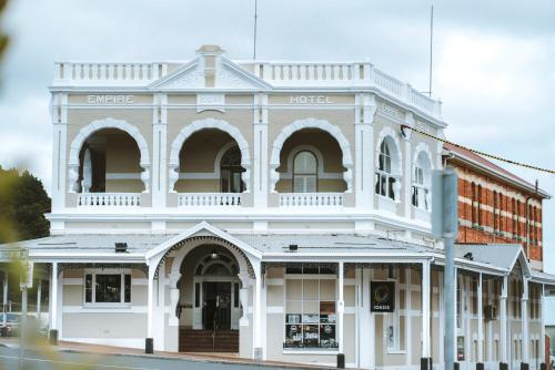 un edificio bianco all'angolo di una strada di Empire Hotel Queenstown a Queenstown