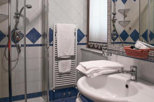 a bathroom with a sink and a mirror at Villa Luigi Hotel & Restaurant Nuova gestione in Martinsicuro