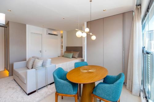 a living room with a table and chairs and a couch at Studio Luxo Itaim - Homax in Sao Paulo