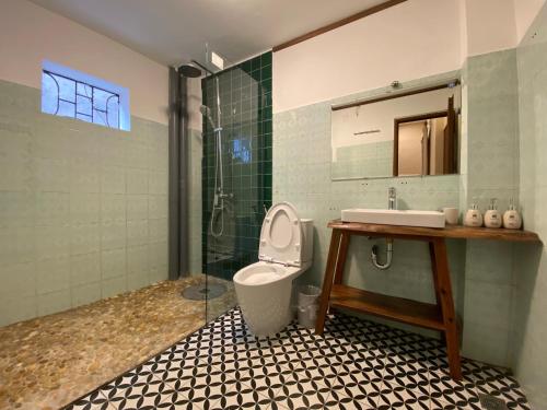 a bathroom with a toilet and a sink and a mirror at PIA homestay - Tours & Motorbike rentals - Cao Bằng in Cao Bằng