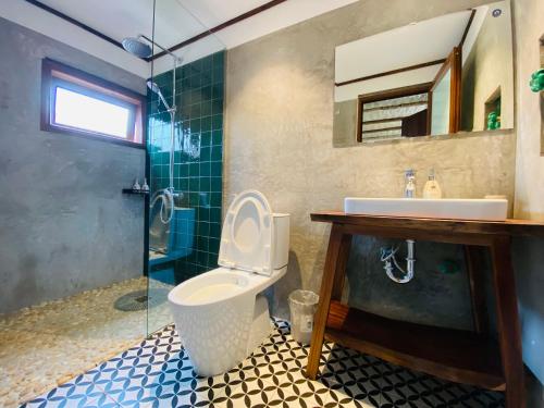 a bathroom with a toilet and a sink and a shower at PIA homestay - Tours & Motorbike rentals - Cao Bằng in Cao Bằng