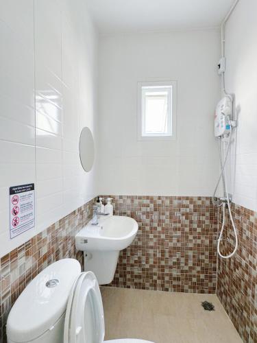 La salle de bains est pourvue de toilettes et d'un lavabo. dans l'établissement Jira Private simply room near Suvarnabhumi Airport, à Ban Khlong Prawet