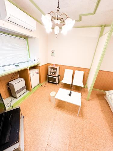 an overhead view of a living room with a chandelier at ホテル亀岡 in Minamijō