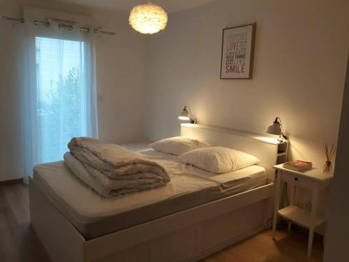 サン・マロにあるMaison de 2 chambres avec wifi a Saint Maloのベッドルーム1室(枕2つ、窓付)