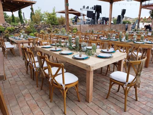 Un restaurante o sitio para comer en Don Tomas Viñedo cabañas