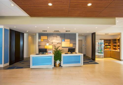 Holiday Inn Express & Suites Pittsburgh North Shore, an IHG Hotel Image