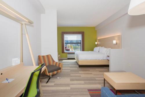 Holiday Inn Express & Suites Pittsburgh North Shore, an IHG Hotel Image