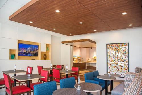 Istumisnurk majutusasutuses Holiday Inn Express & Suites Pittsburgh North Shore by IHG