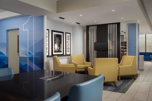 Istumisnurk majutusasutuses Holiday Inn Express & Suites Pittsburgh North Shore by IHG