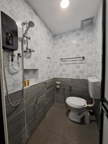 bagno con doccia e servizi igienici di LittleBee Homestay KT a Kota Tinggi