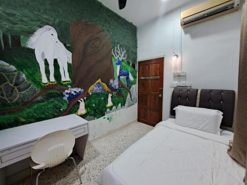 ein Schlafzimmer mit 2 Betten und einem Wandgemälde in der Unterkunft LittleBee Homestay KT in Kota Tinggi