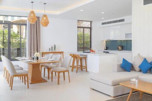 un salon avec un canapé et une table dans l'établissement Apartment in Wyndham Garden Cam Ranh, à Nha Trang