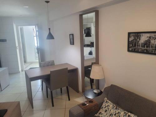 勒西菲的住宿－Apartamento Flat em Boa Viagem，客厅配有桌子和沙发