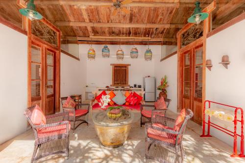 a living room with a table and chairs at Bali Ginger Suites & Villa in Seminyak