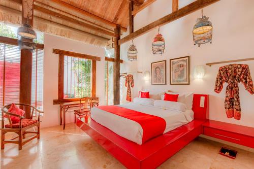 a bedroom with a large bed in a room at Bali Ginger Suites & Villa in Seminyak