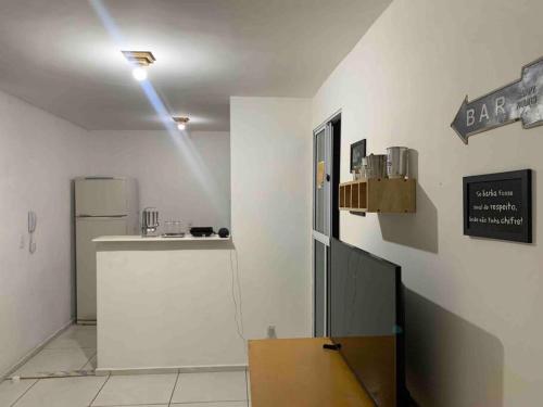 eine Küche mit einer Theke und einem Kühlschrank im Zimmer in der Unterkunft Ap proximo ao Aeroporto e ao Shopping Pátio Maceió in Maceió