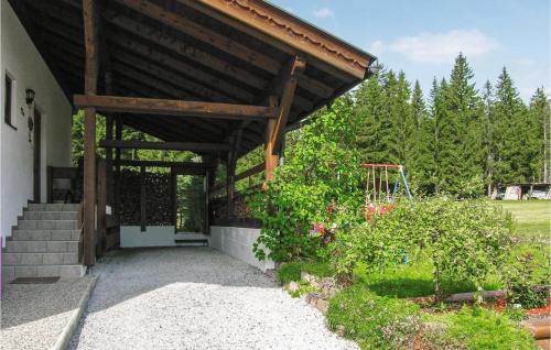 a porch of a house with a wooden roof at Schoene Ferienwohnung-Leutasch in Telfs-Buchen