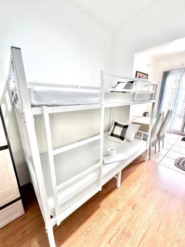 מיטה או מיטות קומותיים בחדר ב-Casa Râgés - Condo Style, Studio Type Room in Lancaster New City Zone 1