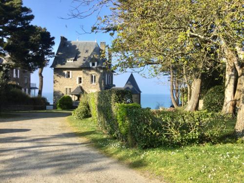 une maison au bord d'une route dans l'établissement Appartement ROCK WILL, à Dinard