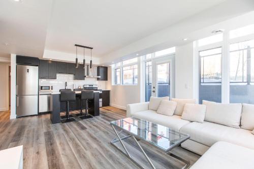 Η κουζίνα ή μικρή κουζίνα στο Westview Luxury Suites