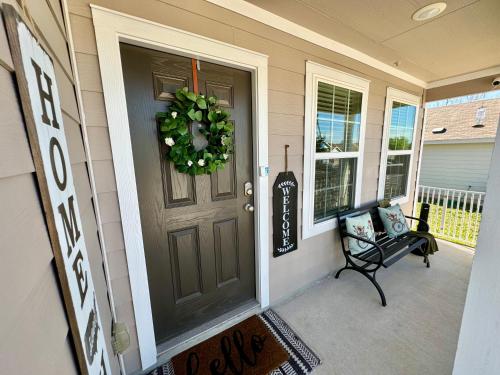 uma porta da frente de uma casa com uma coroa de flores em Superb Home 7 minutes from Lackland Air Force Base em San Antonio