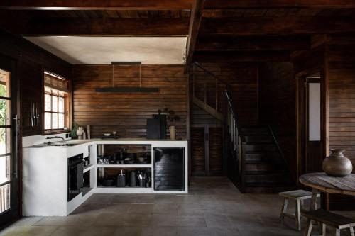 Kuchyň nebo kuchyňský kout v ubytování SABI Award Winning Designer Cabin
