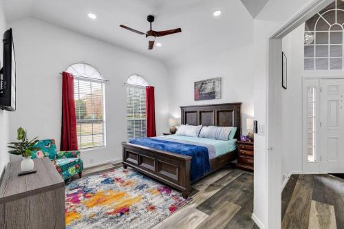 Ένα ή περισσότερα κρεβάτια σε δωμάτιο στο Frisco Resort Style Home w/Spa