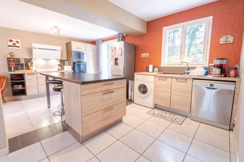 uma cozinha com uma bancada e uma máquina de lavar louça em Le Sapin Parasol - Maison pour 7 pers. em Lussault-sur-Loire