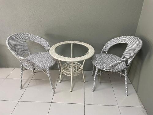 ペカンにあるROOMSTAY BIENA SANAの籐の椅子3脚とテーブル1台