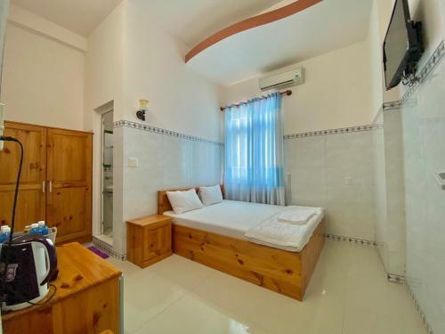 una piccola camera con letto e finestra di Sao Biển Hotel - Đảo Phú Quý a Cu Lao Thu