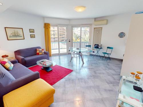 un salon avec un canapé et une table dans l'établissement 3P climatisé avec balcon près plages, commerces, WiFi et animaux admis - FR-1-196-349, à Menton