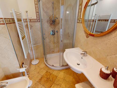 une salle de bain avec une douche, un lavabo et des toilettes dans l'établissement 3P climatisé avec balcon près plages, commerces, WiFi et animaux admis - FR-1-196-349, à Menton