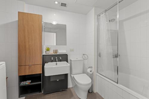 ブリスベンにあるToulouse Apartments Fortitude Valleyのバスルーム(トイレ、洗面台、シャワー付)