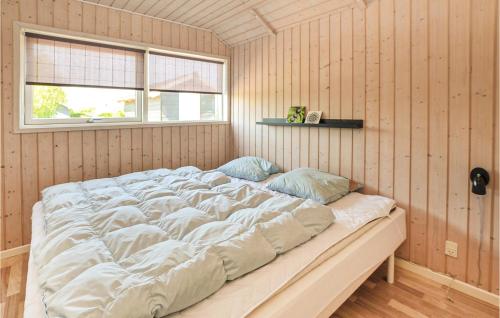 SkovbyにあるStunning Home In Sydals With 3 Bedrooms, Sauna And Wifiの窓付きの客室の大型ベッド1台分です。