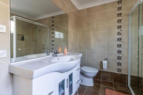 La salle de bains est pourvue d'un lavabo blanc et de toilettes. dans l'établissement Salt, à Berrara